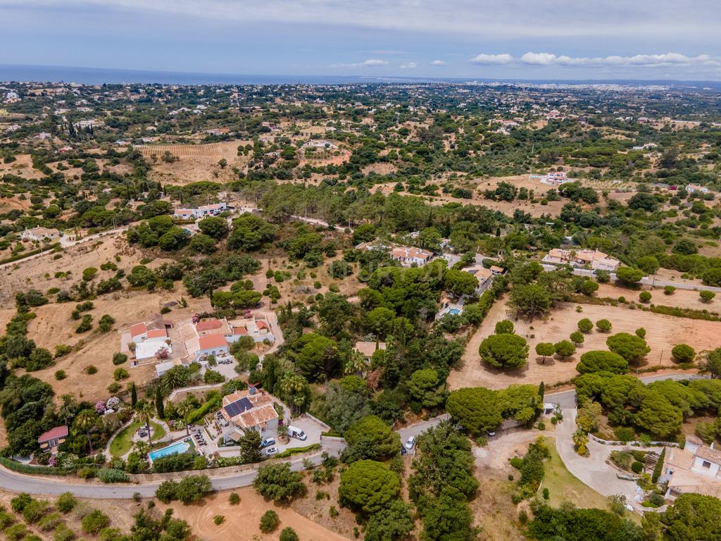 Moradia inserida em terreno com 3.560m2 a 5 minutos das Praias da Marinha, Benagil e Albandeira - Image 29