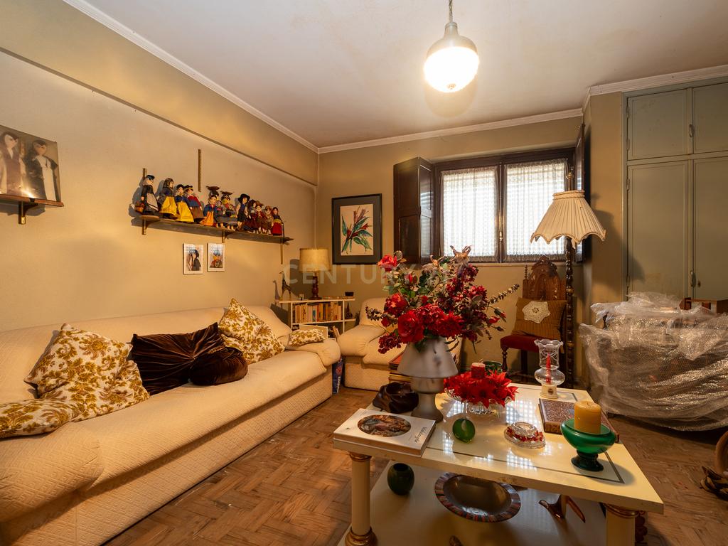 Apartamento de tipologia T3, com cerca de 115 m2, 2 WC, despensa, localizado numa das artérias principais da cidade de Odivelas, mais concretamente na Rua Professor Dr. Augusto Abreu Lopes. - Image 8