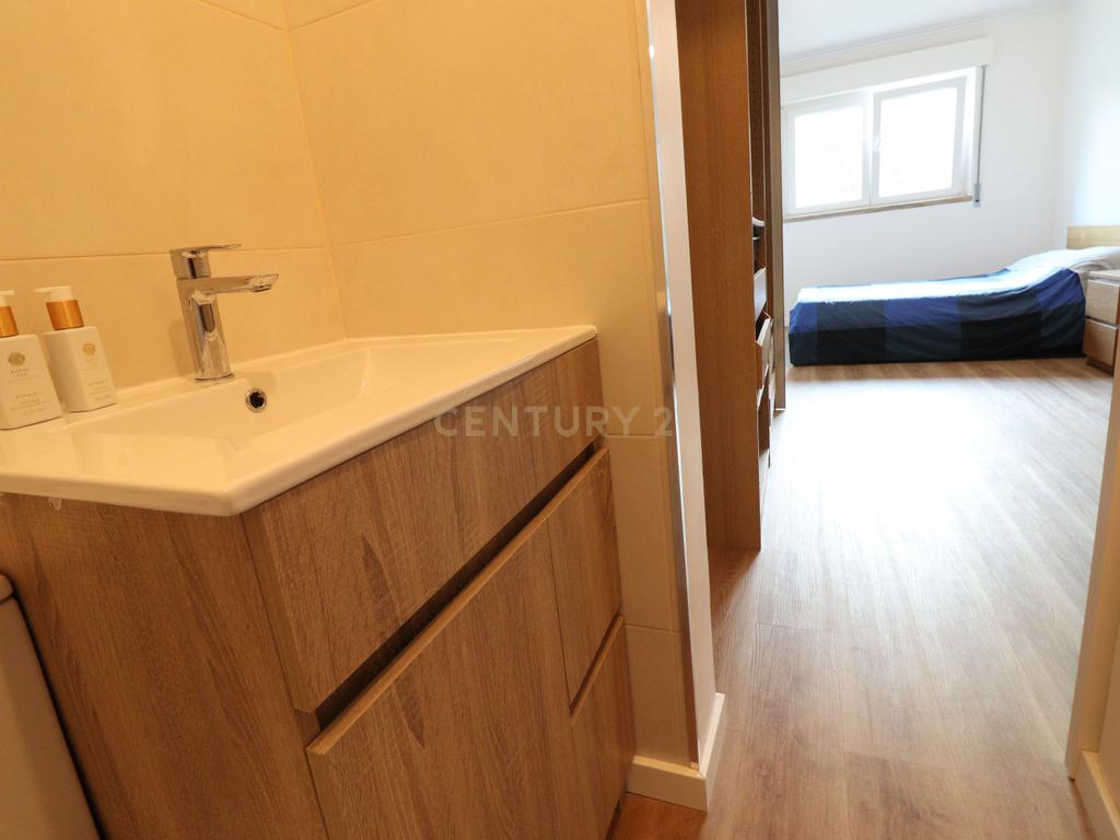 Apartamento T3 Remodelado na Avenida do Cristo Rei - ALMADA - Image 25