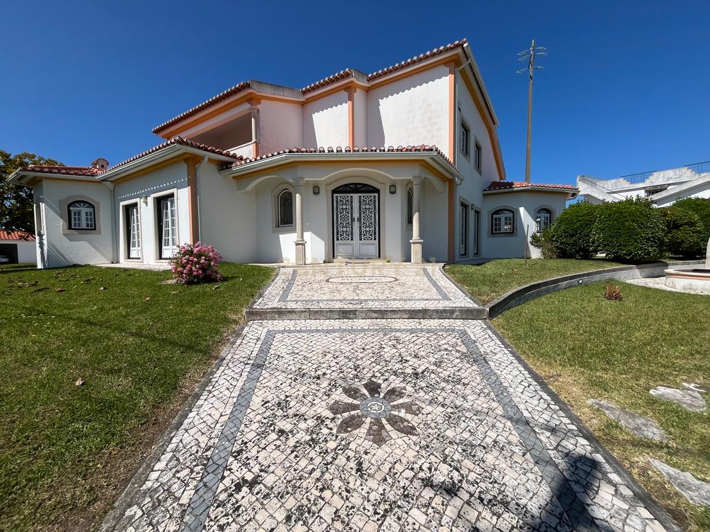 Moradia com 5 quartos em Vale Covo, Bombarral, com jardim, piscina, barbecue, adega e várias zonas de lazer - Image 2