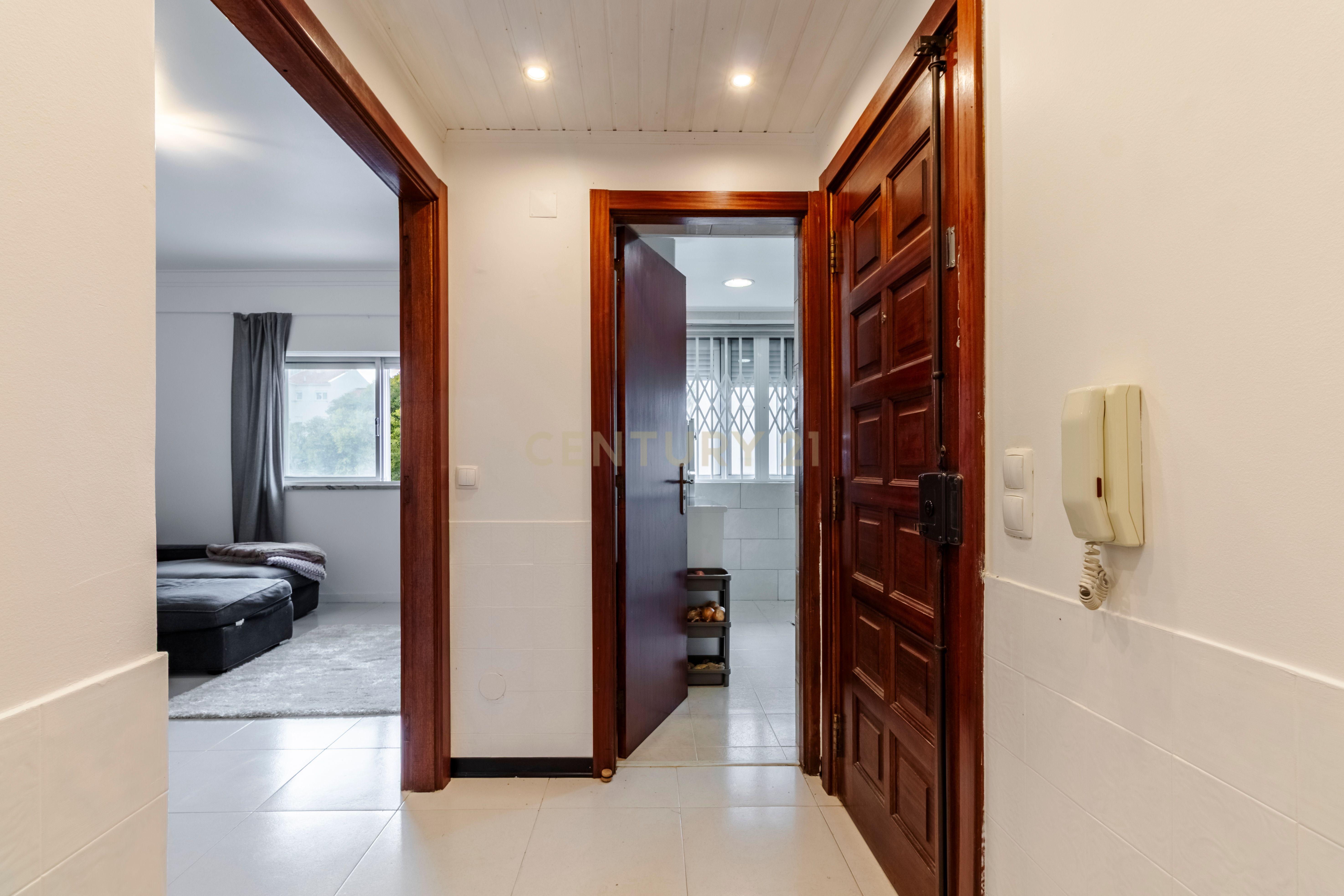 Fotografia 7 de Apartamento T3 com boas áreas e duas casas de banho | Vale Flores, Feijó