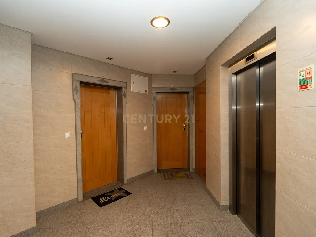 Apartamento de tipologia T3, com 2 varandas, 2 WC e box para 4 viaturas, situado no Jardim da Amoreira - Ramada em Odivelas. - Image 3