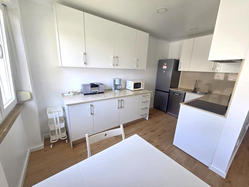 Apartamento T2 totalmente remodelado em Falagueira, Amadora - Image 1