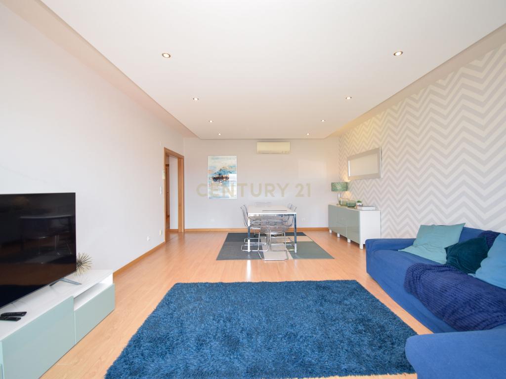 Apartamento T3 com Áreas Generosas e Vista Desafogada - Image 1