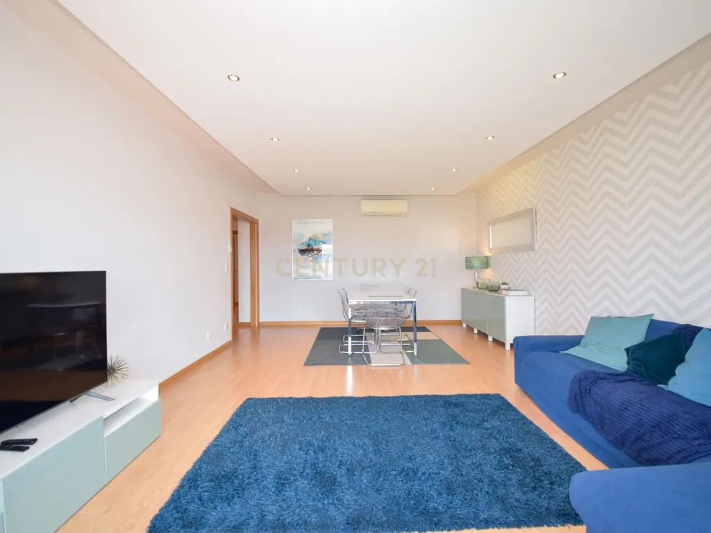 Apartamento T3 com Áreas Generosas e Vista Desafogada - Image 1