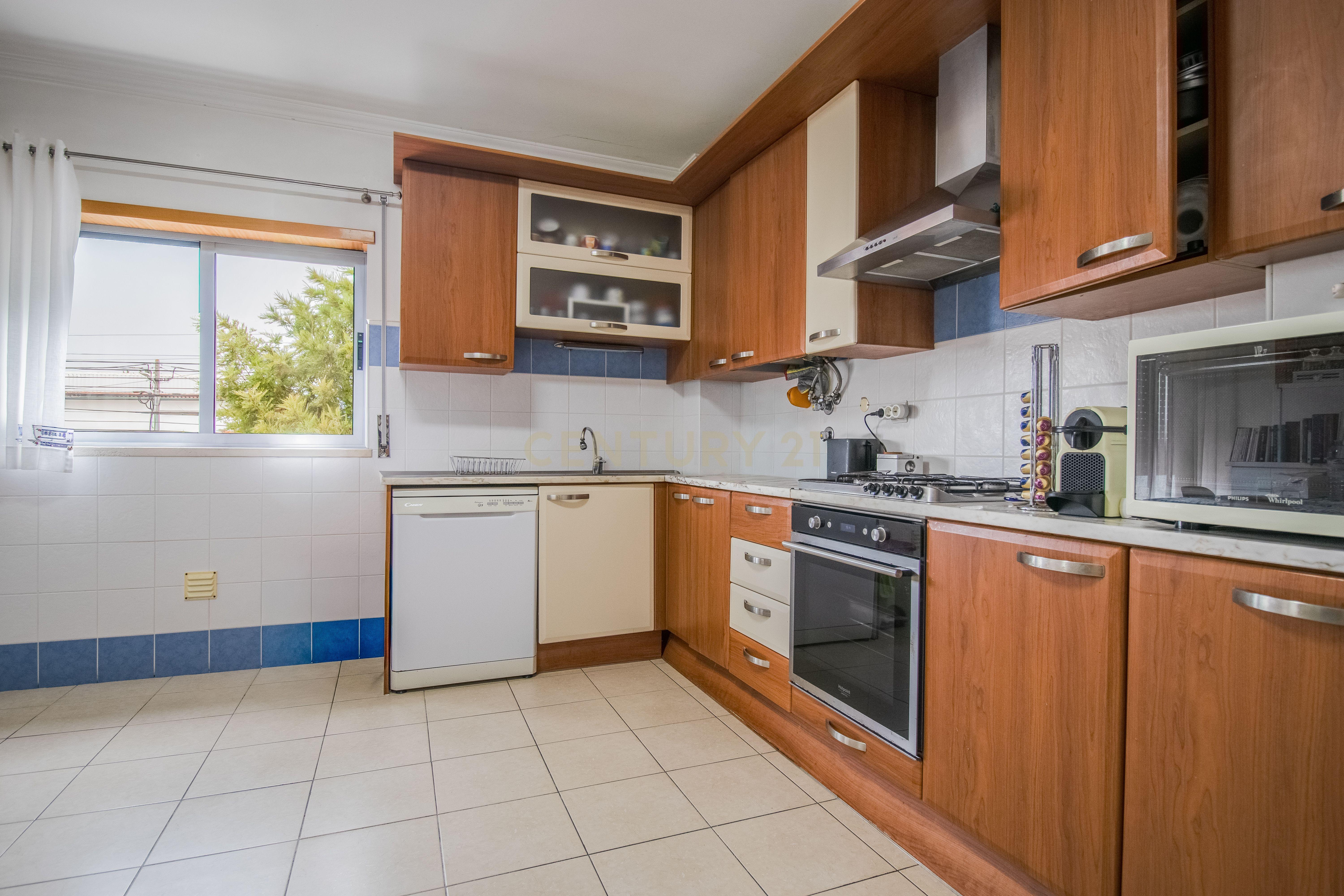 Fotografia 4 de T4 Duplex em Pataias com 181 m², garagem, arrumo e excelente luminosidade