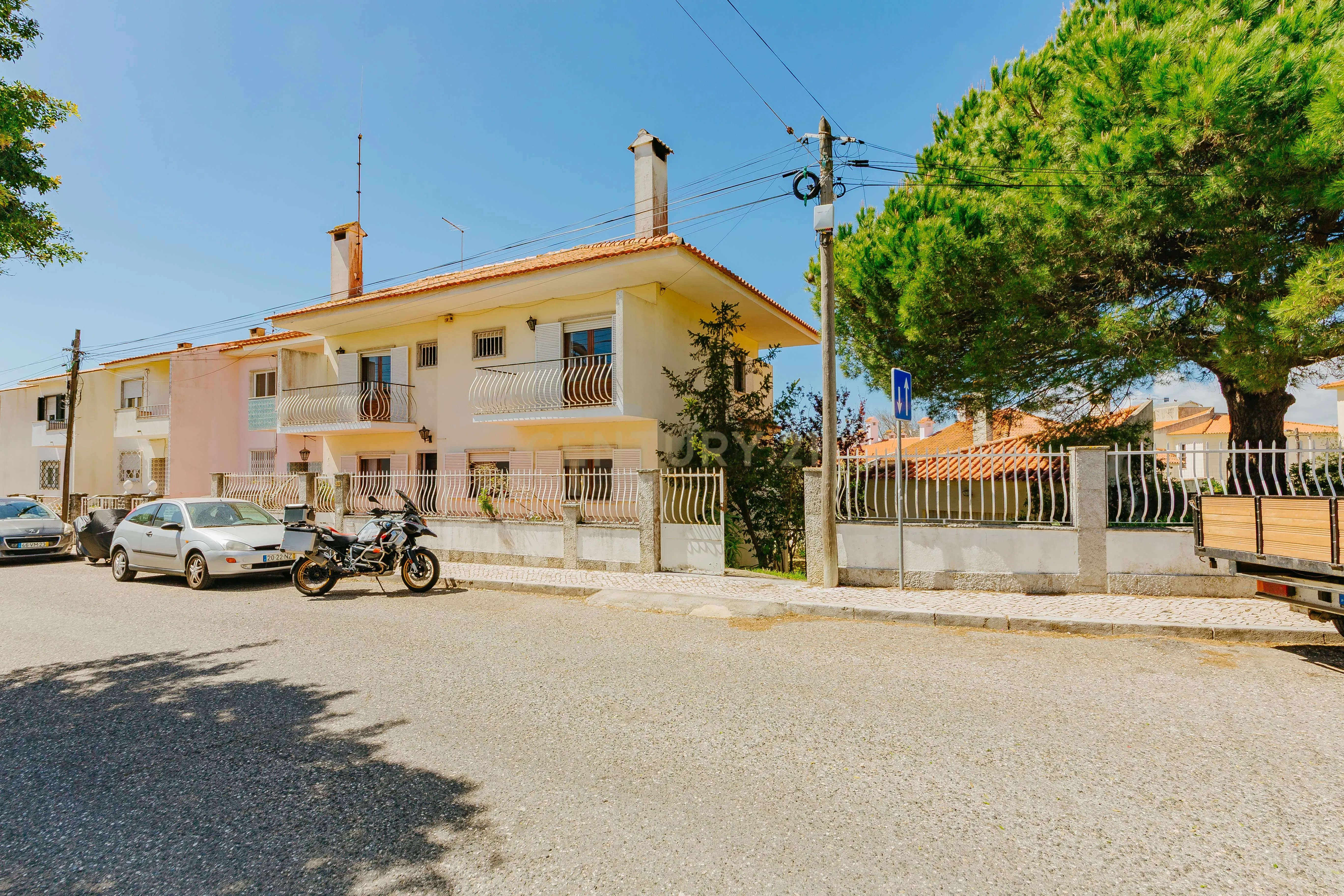 Espetacular Moradia T6 em Carcavelos, Cascais, de gaveto, num lote de 400m2 - Image 1