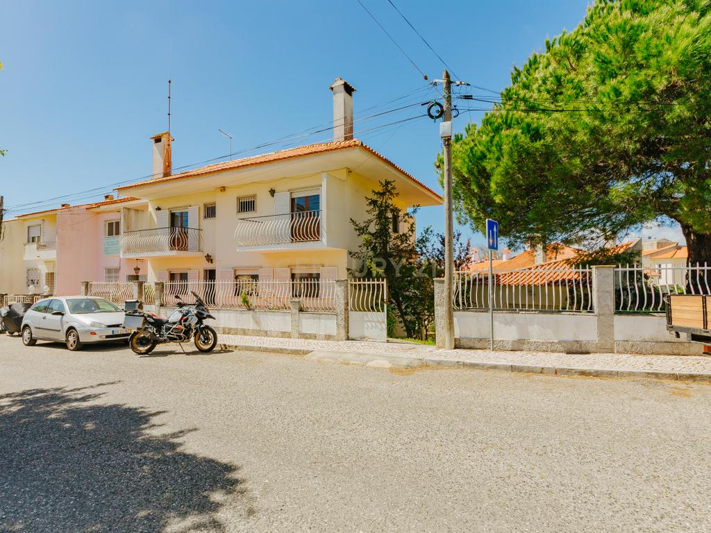 Espetacular Moradia T6 em Carcavelos, Cascais, de gaveto, num lote de 400m2 - Image 1