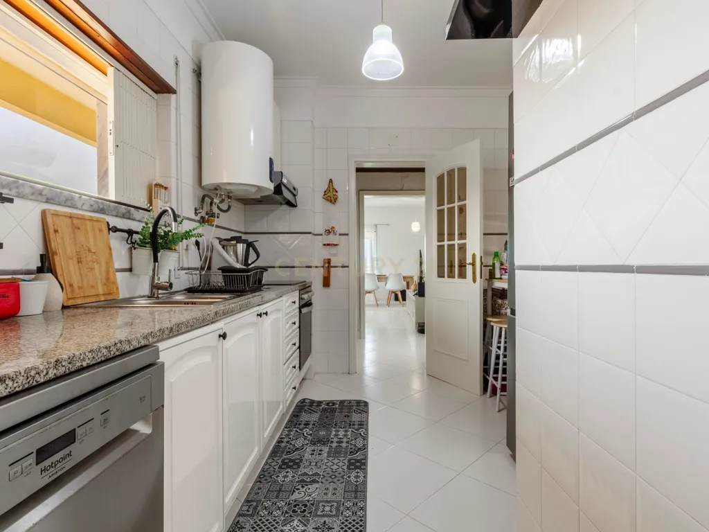 Espaçoso T3 na Sobreda com 2 Casas de Banho e Varandas - Image 11