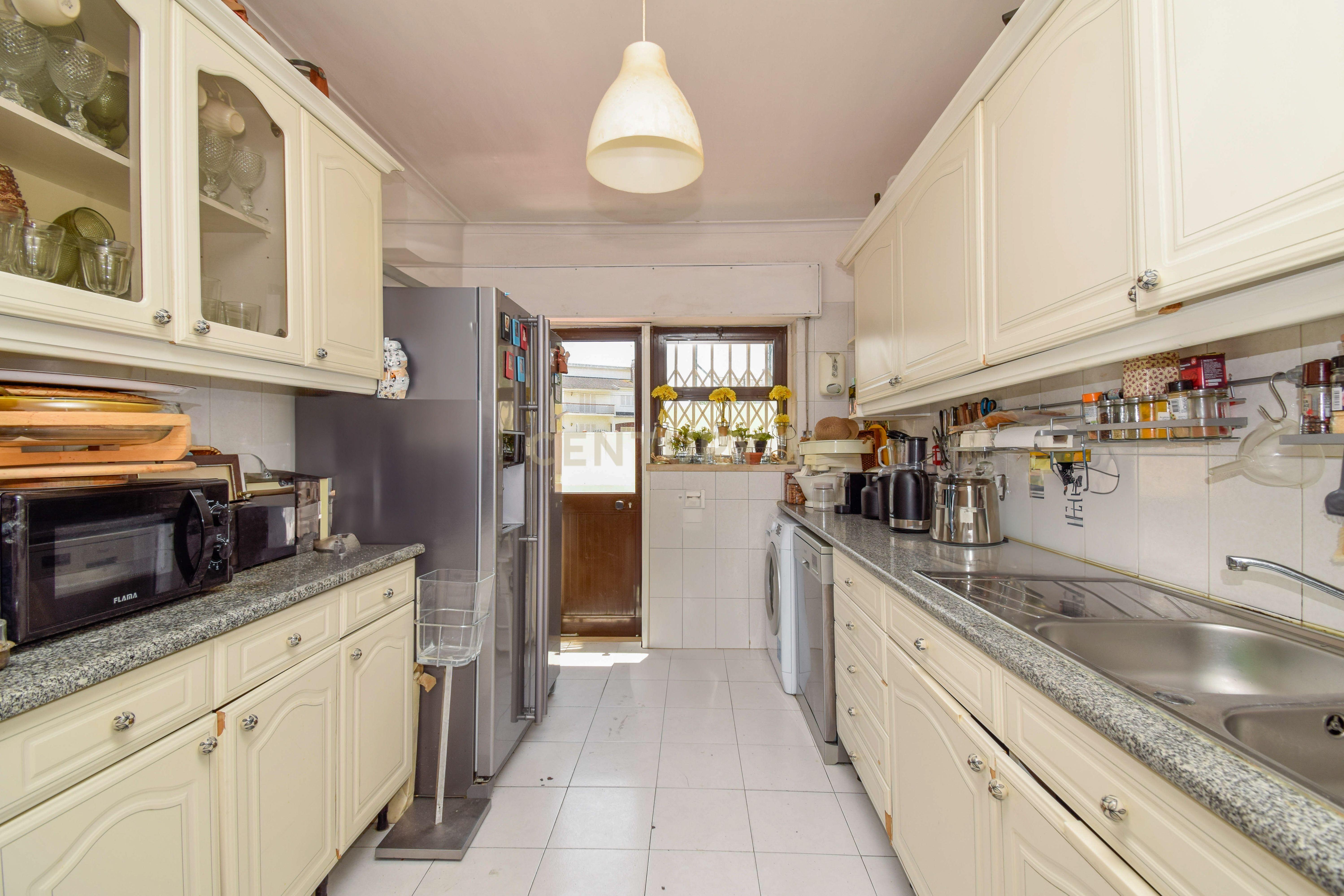 Apartamento T2 + 1 | Jardim e Estacionamento junto à Praia - Image 10