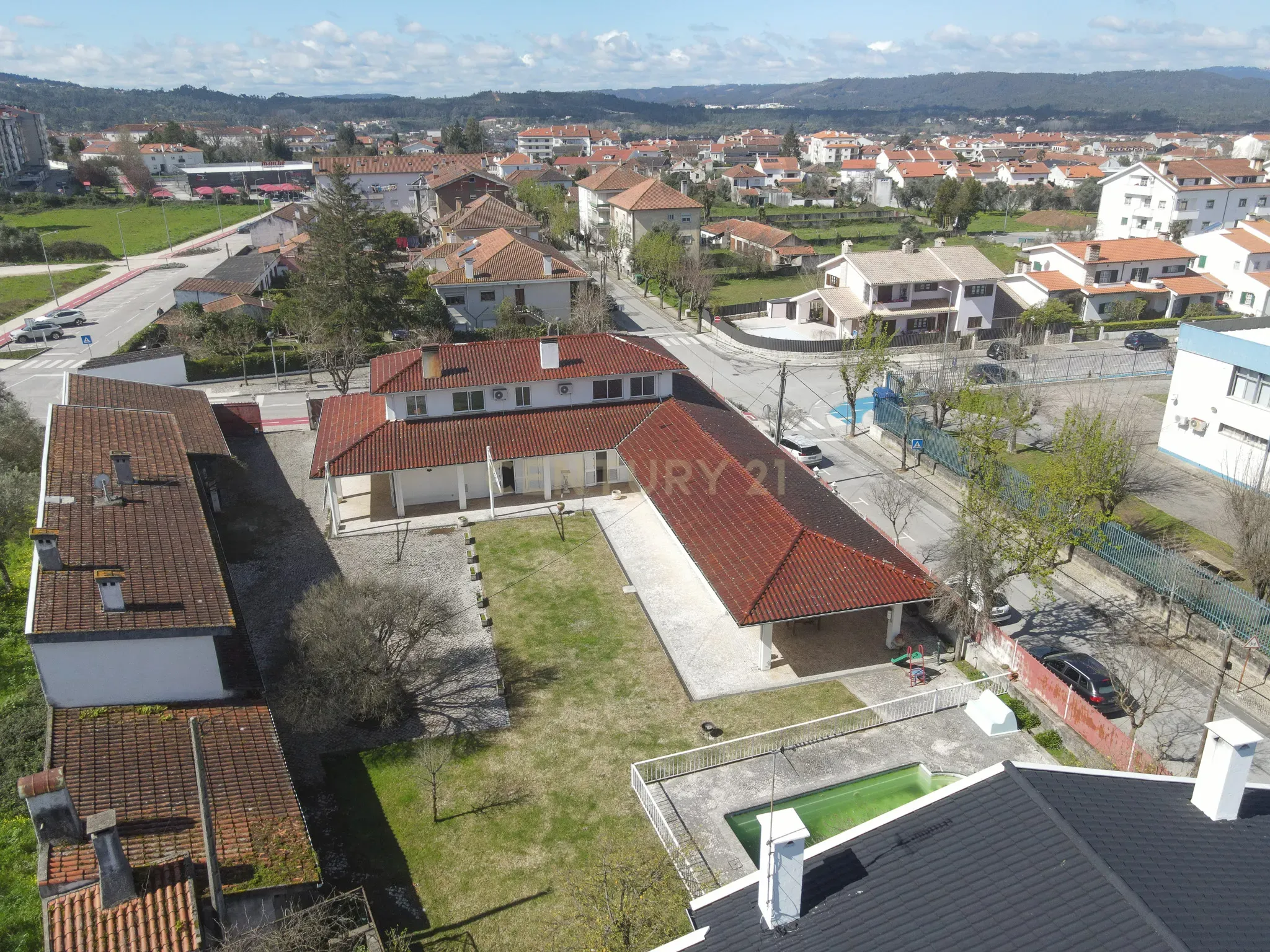 Moradia T5 com varanda coberta,terraço,piscina,jardim,poço,anexo e telheiro numa localização privilegada no centro de Lousã - Image 1