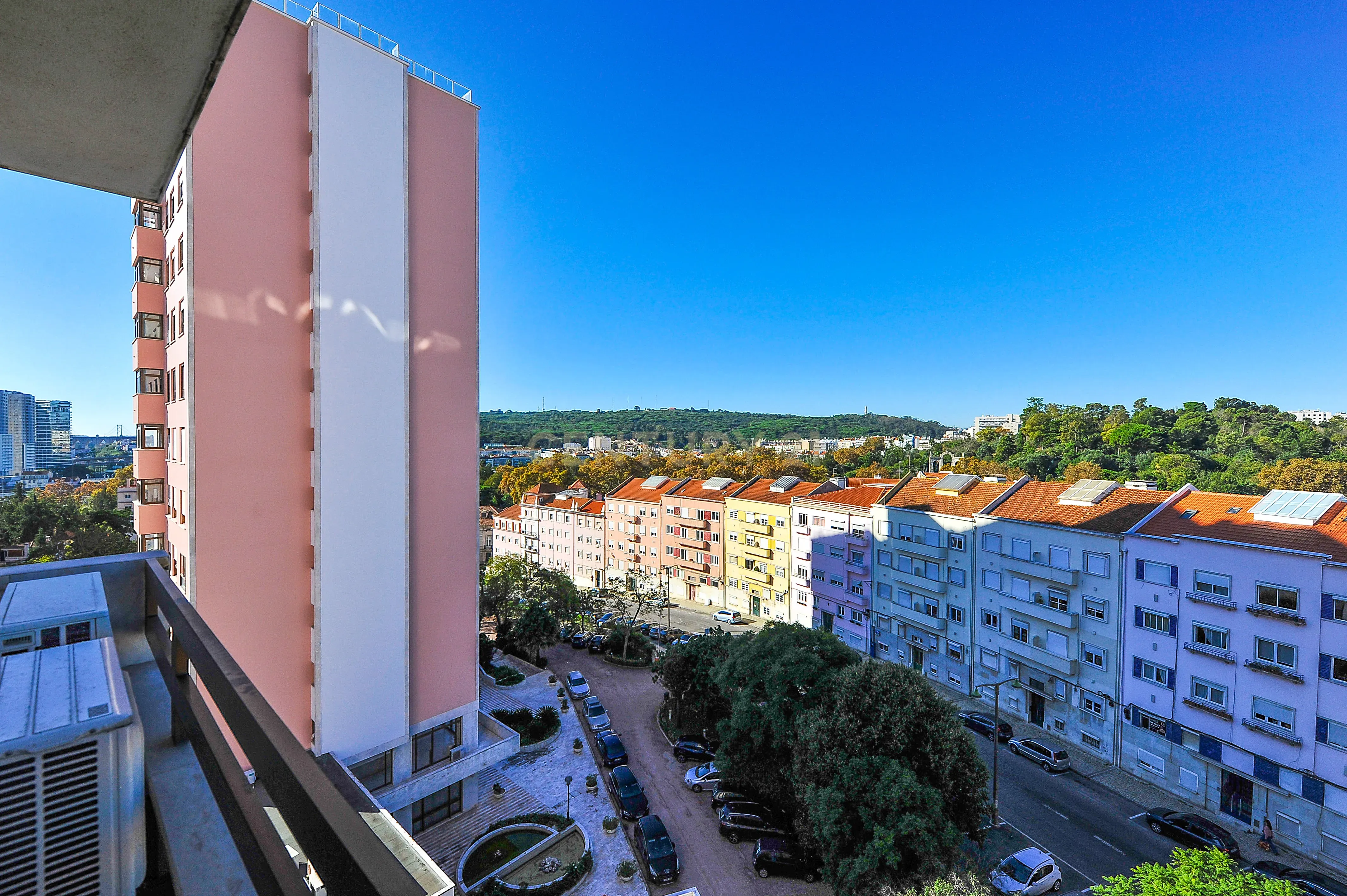 Espaçoso apartamento T4 em Condomínio Fechado, segurança 24h, na zona das Laranjeiras, na Calçada Palma de Baixo, perto das universidades - Image 16