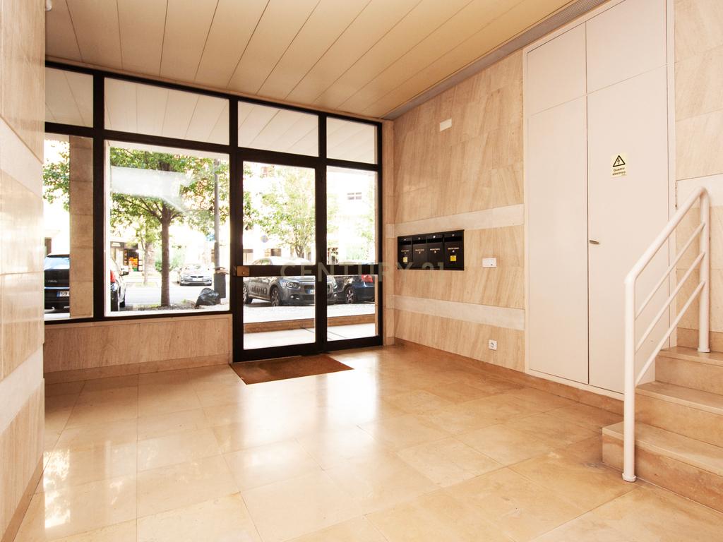 Escritório/Consultório para arrendamento | Excelente Localização | Zona Premium de Telheiras | - Image 3