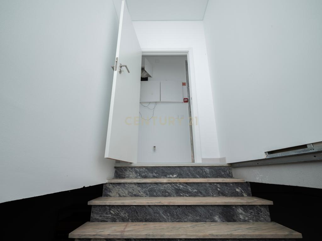 Loja e cave com 326m2 de área bruta, Quinta da Medideira, Amora - Image 16