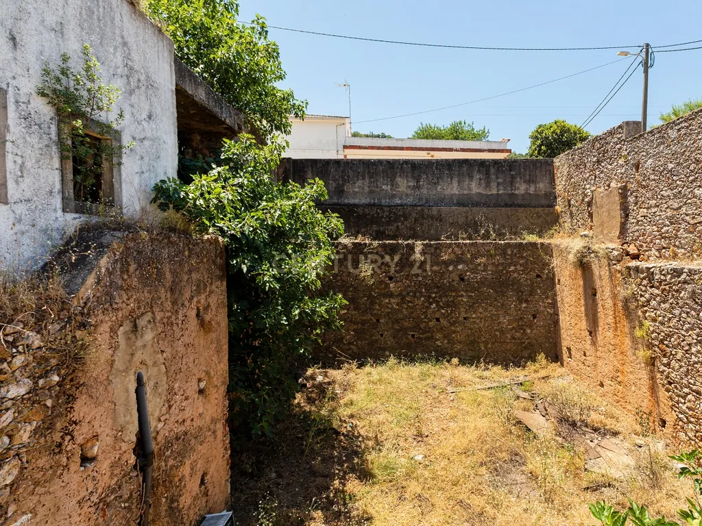 Moradia com 662m2, anexos e logradouro, para recuperação em Ponte de Salir - Image 16