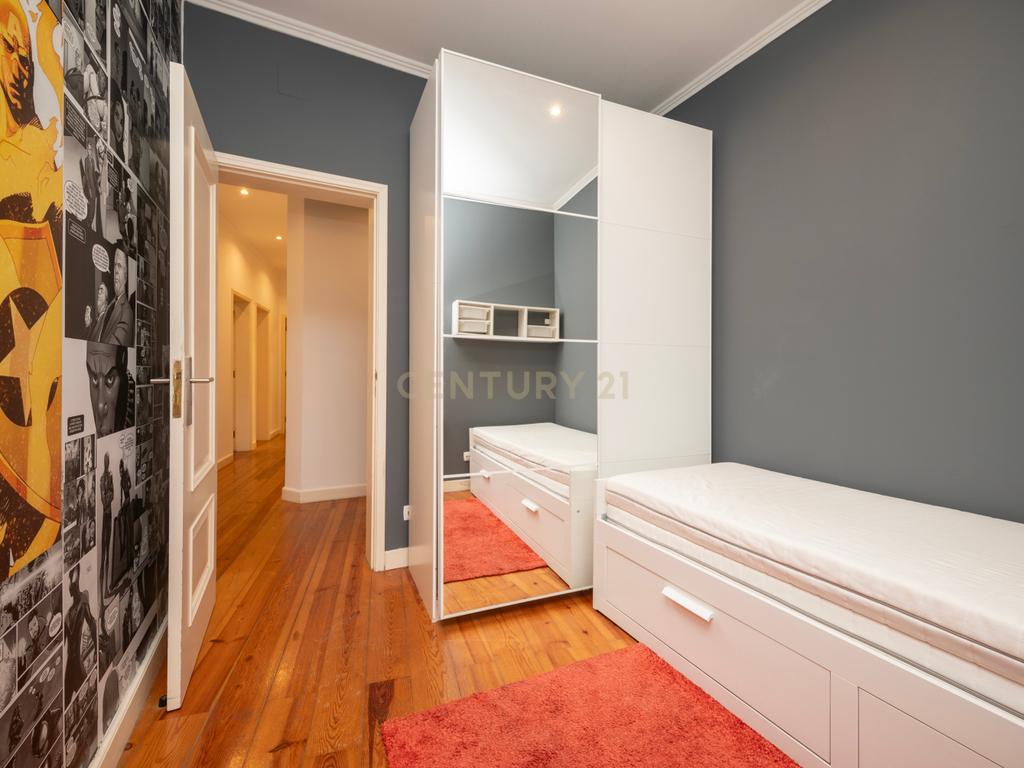 Apartamento T3 com terraço na Graça - Image 14