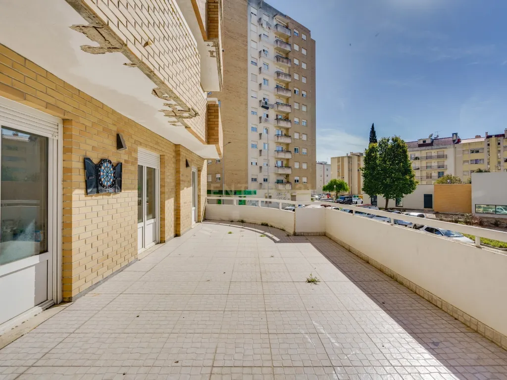 Apartamento Renovado com Vista em Alenquer, Lisboa - Image 15