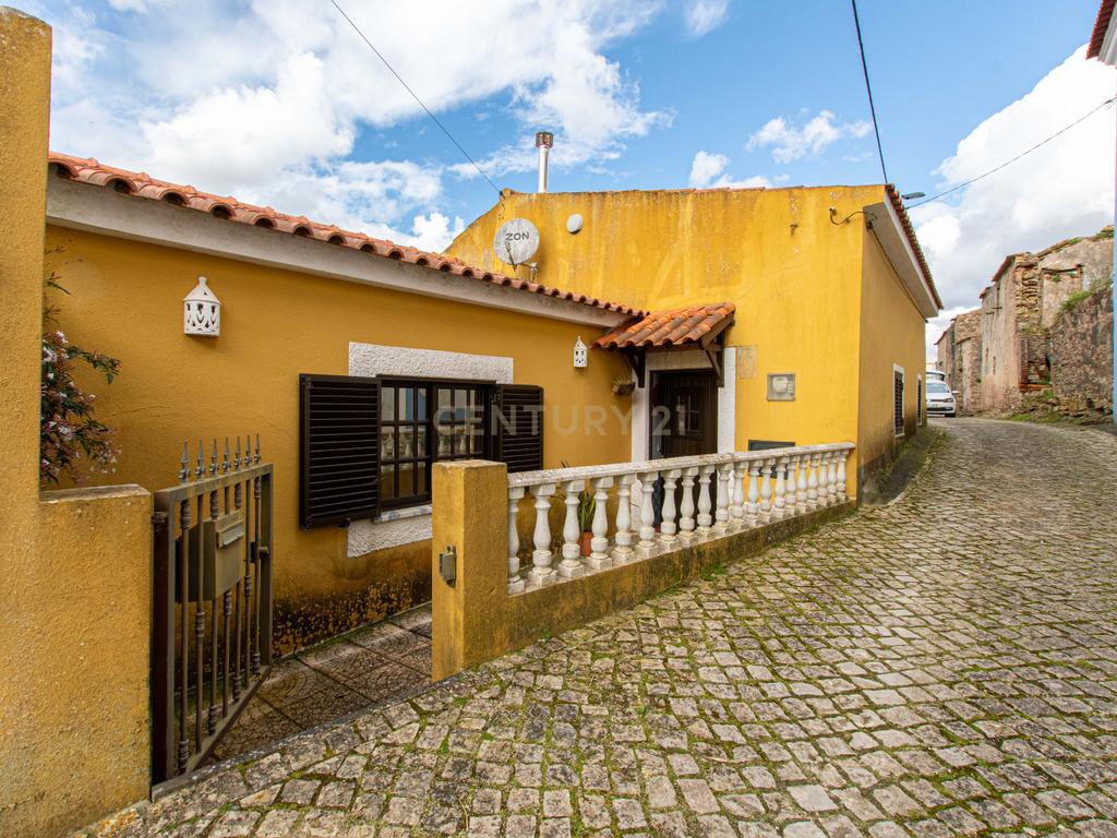 Moradia com espaço exterior e vista desafogada - Image 1