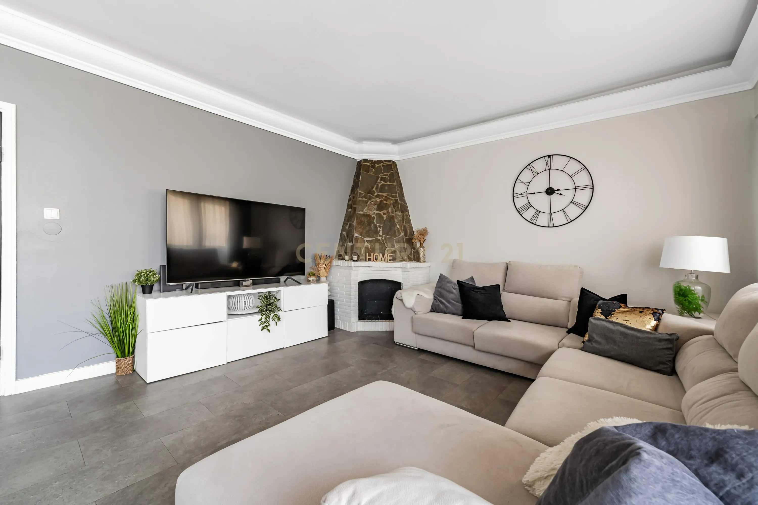 Apartamento T5 Renovado com Sótão em Paio Pires