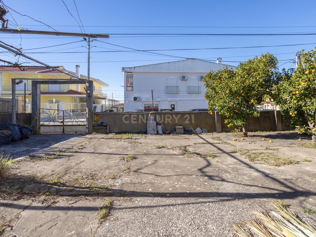 MORADIA TÉRREA T3 COM SÓTÃO E GARAGEM + MORADIA T5 (Benfeitoria) -  EM FERNÃO FERRO - Image 50