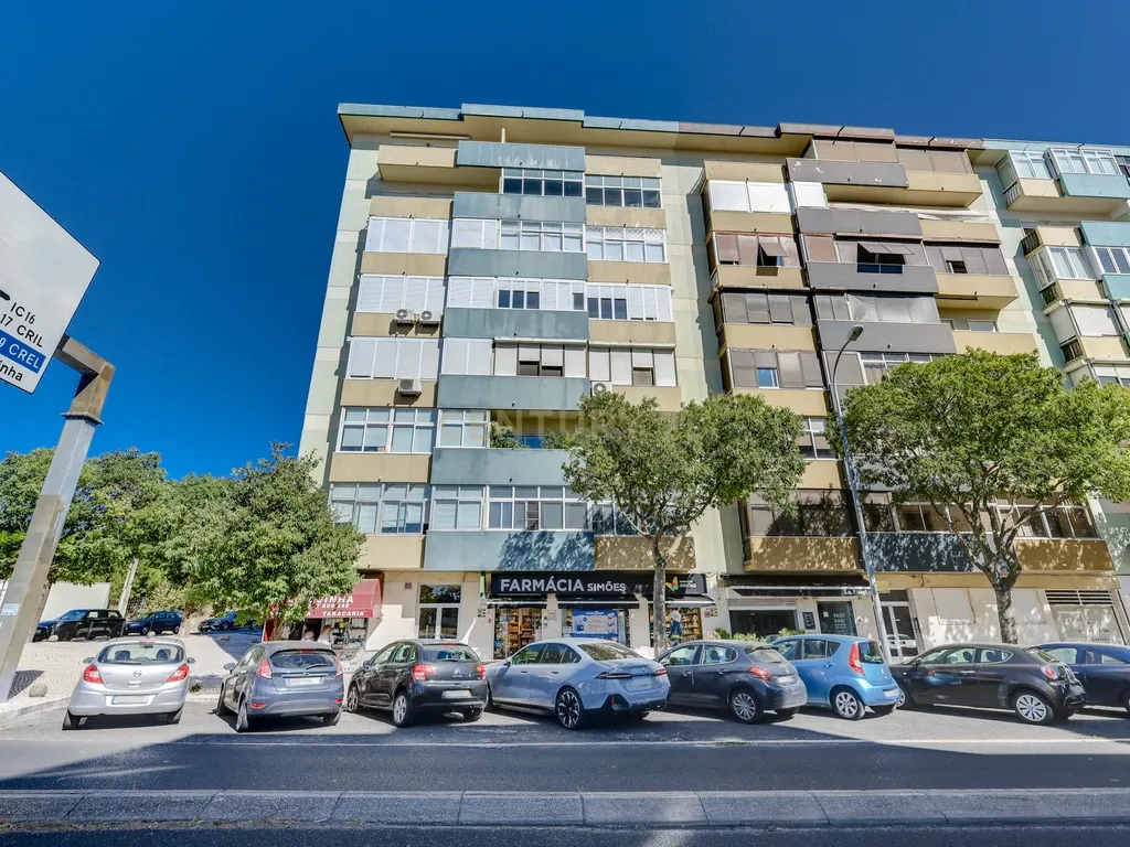 Apartamento T4 com 129 m² e estacionamento — Calçada do Tojal, oportunidade para remodelação total - Image 1