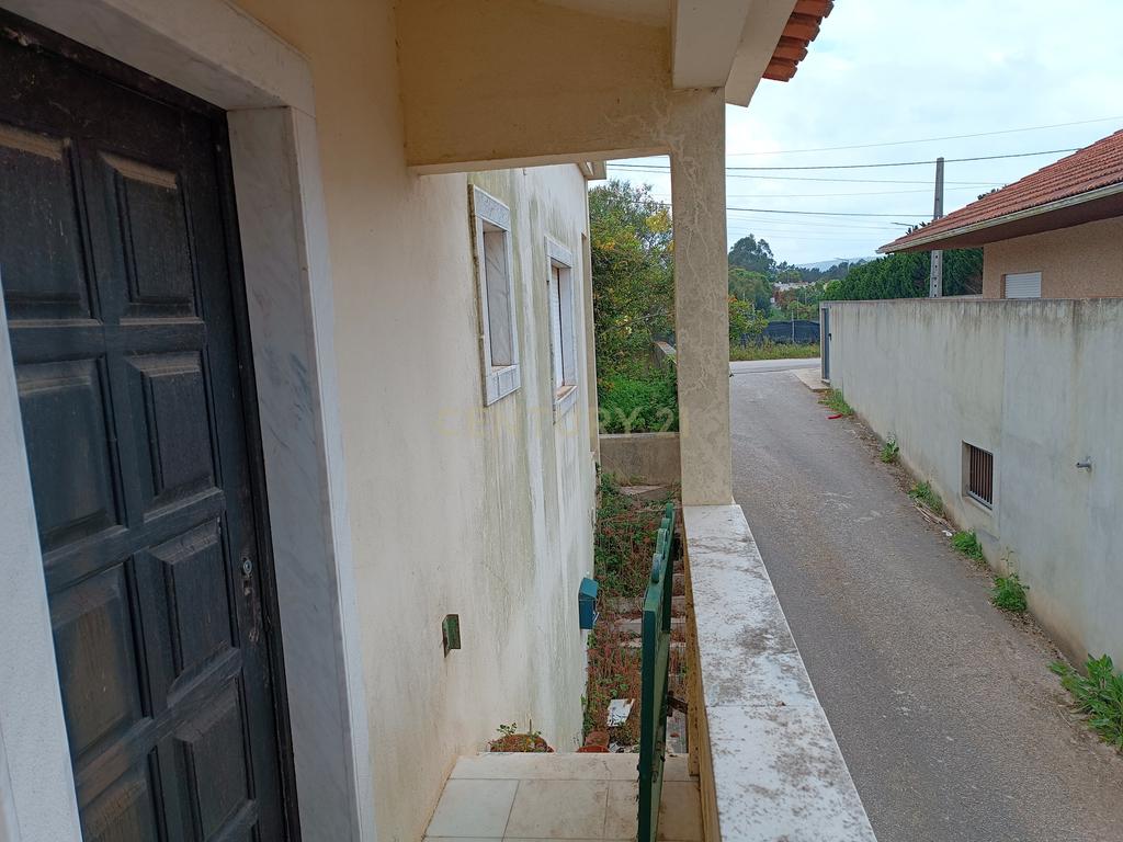 Moradia 3 quartos com armazém, num lote de terreno de 8140m2 - Benedita, Leiria - Image 3
