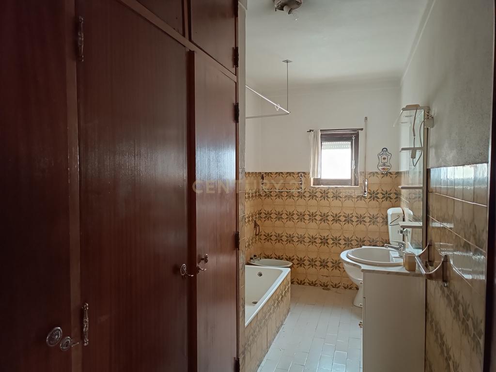 Moradia 3 quartos com armazém, num lote de terreno de 8140m2 - Benedita, Leiria - Image 14