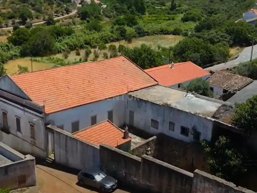 Moradia com 662m2, anexos e logradouro, para recuperação em Ponte de Salir - Image 29