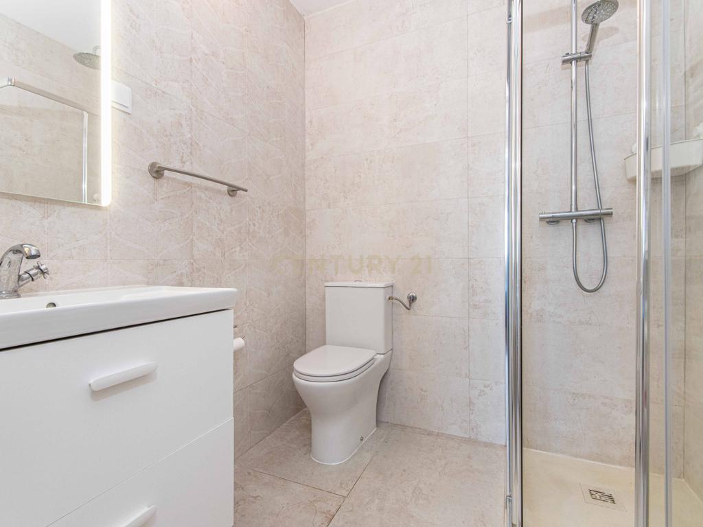 Apartamento T2 Renovado com Vista Panorâmica em Lisboa - Image 14
