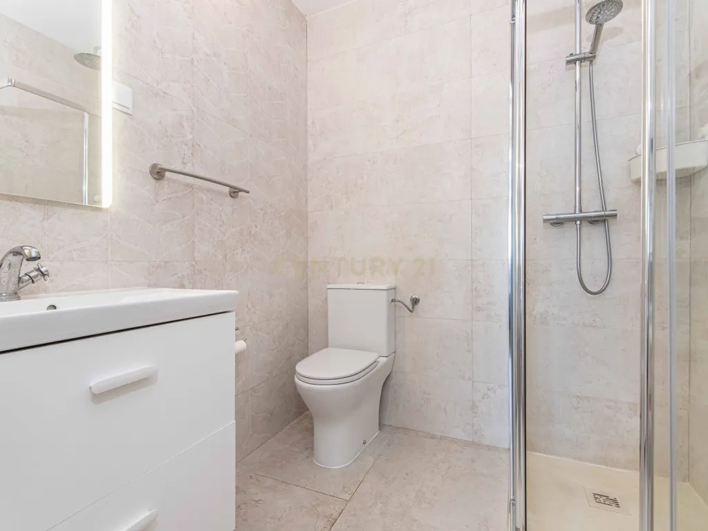 Apartamento T2 Renovado com Vista Panorâmica em Lisboa - Image 14