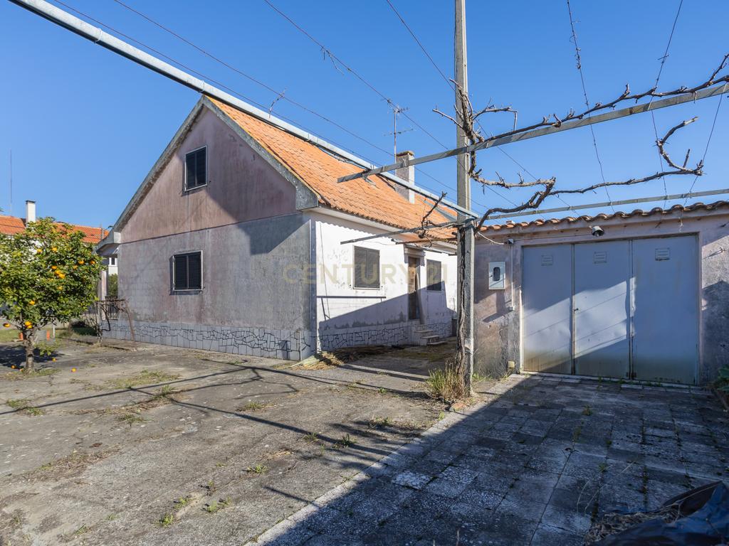 MORADIA TÉRREA T3 COM SÓTÃO E GARAGEM + MORADIA T5 (Benfeitoria) -  EM FERNÃO FERRO - Image 51