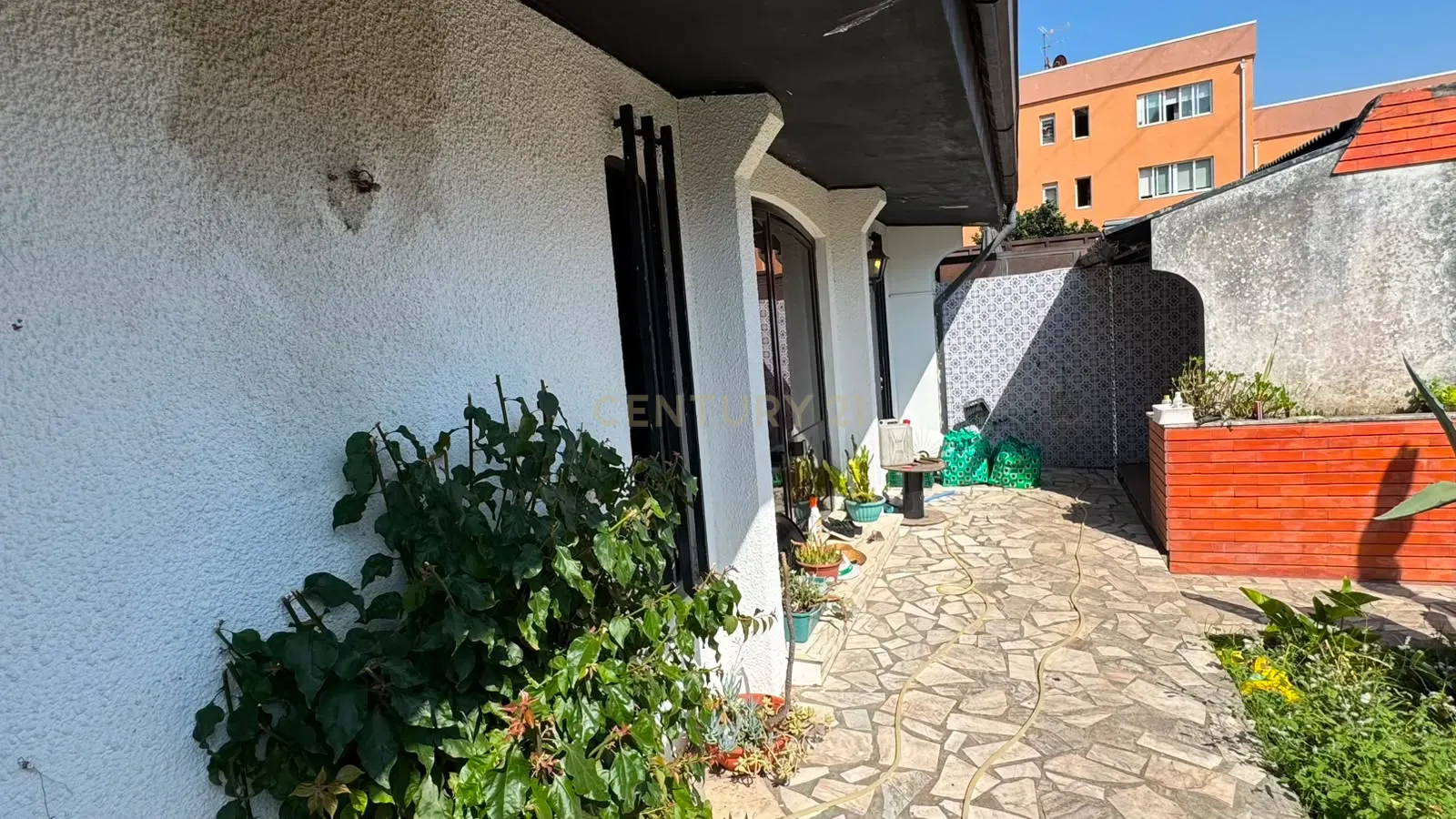 Fotografia 9 de Moradia T2 Geminada com 3 Frentes, anexo multiuso, churrasqueira e Jardim – Baguim do Monte