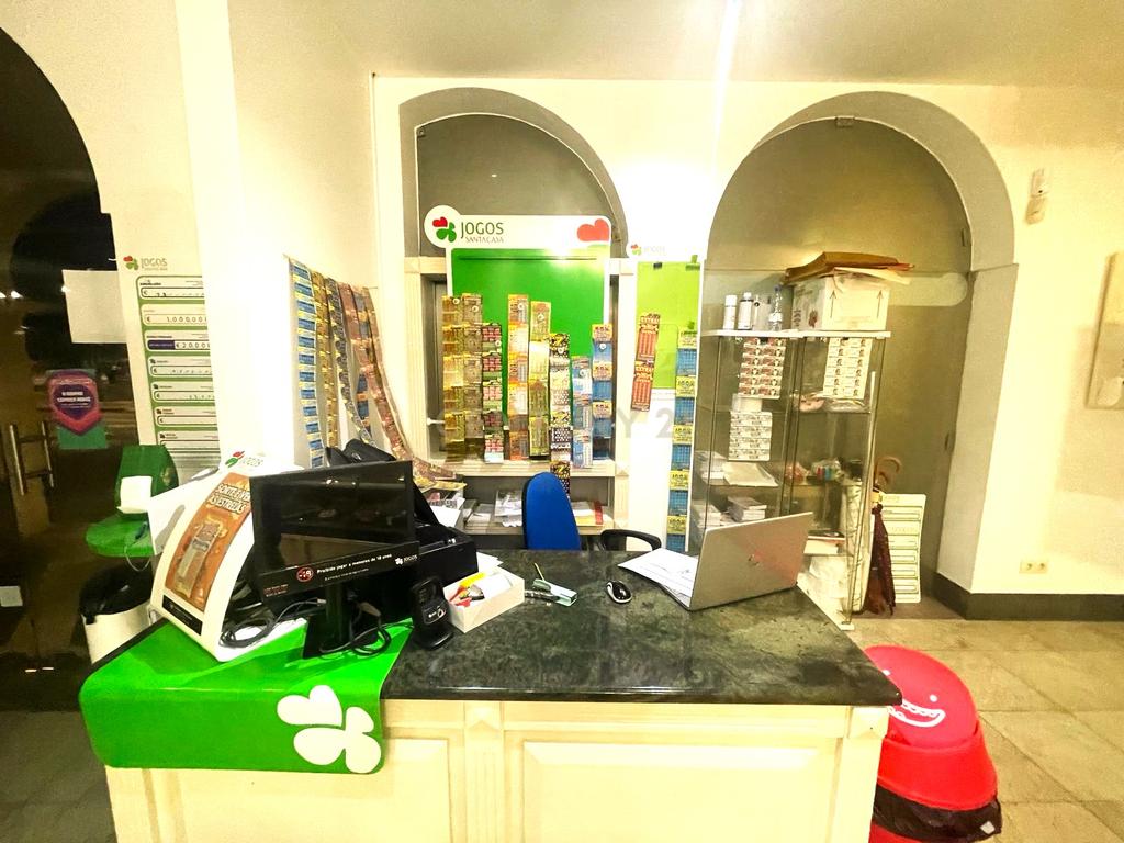 Padaria em Leiria, 250m² com Acessibilidade e Cozinha Equipada - Image 1