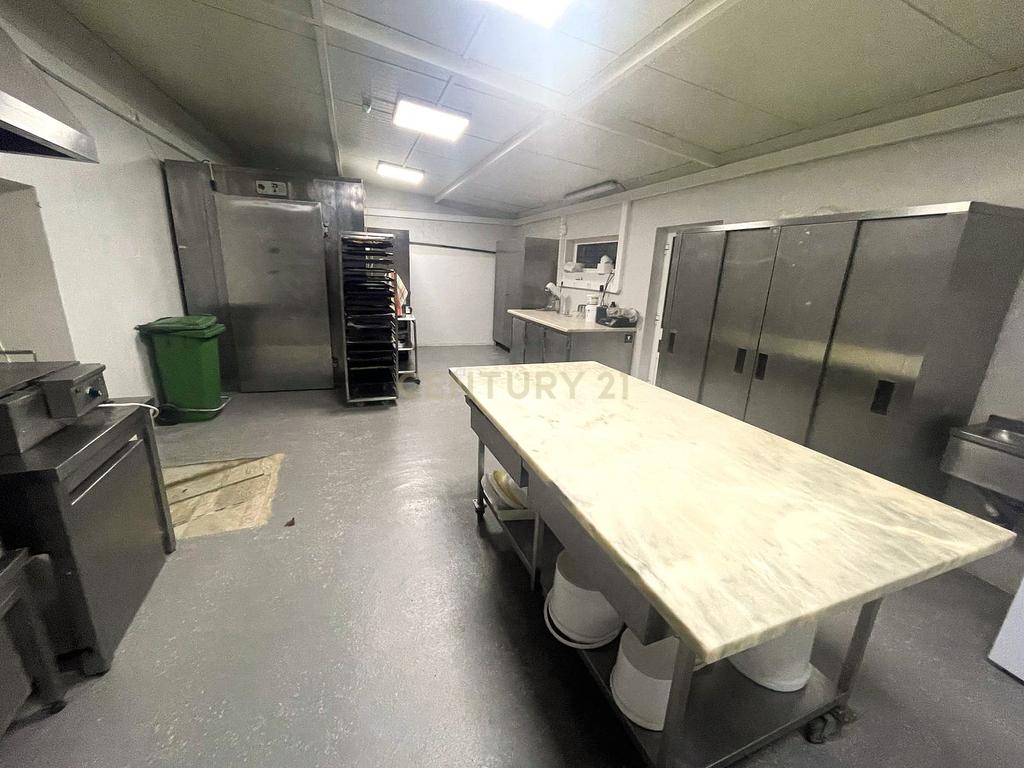 Padaria em Leiria, 250m² com Acessibilidade e Cozinha Equipada - Image 11