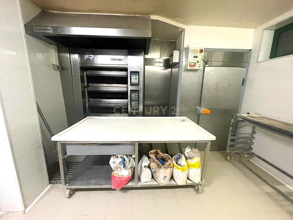 Padaria em Leiria, 250m² com Acessibilidade e Cozinha Equipada - Image 12