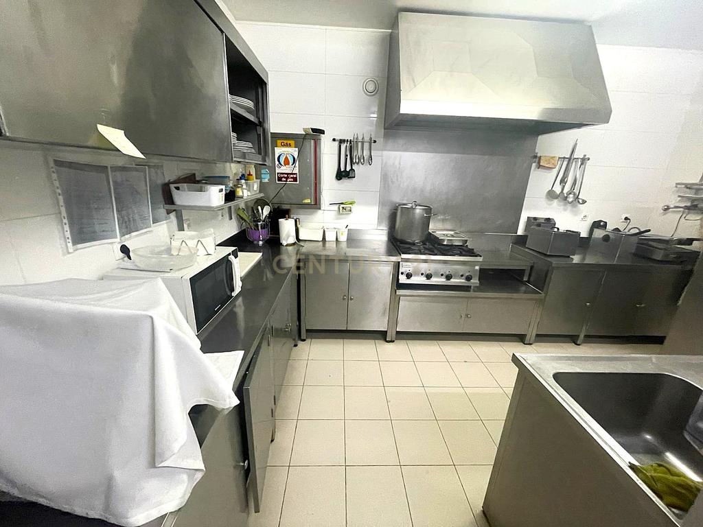 Padaria em Leiria, 250m² com Acessibilidade e Cozinha Equipada - Image 13
