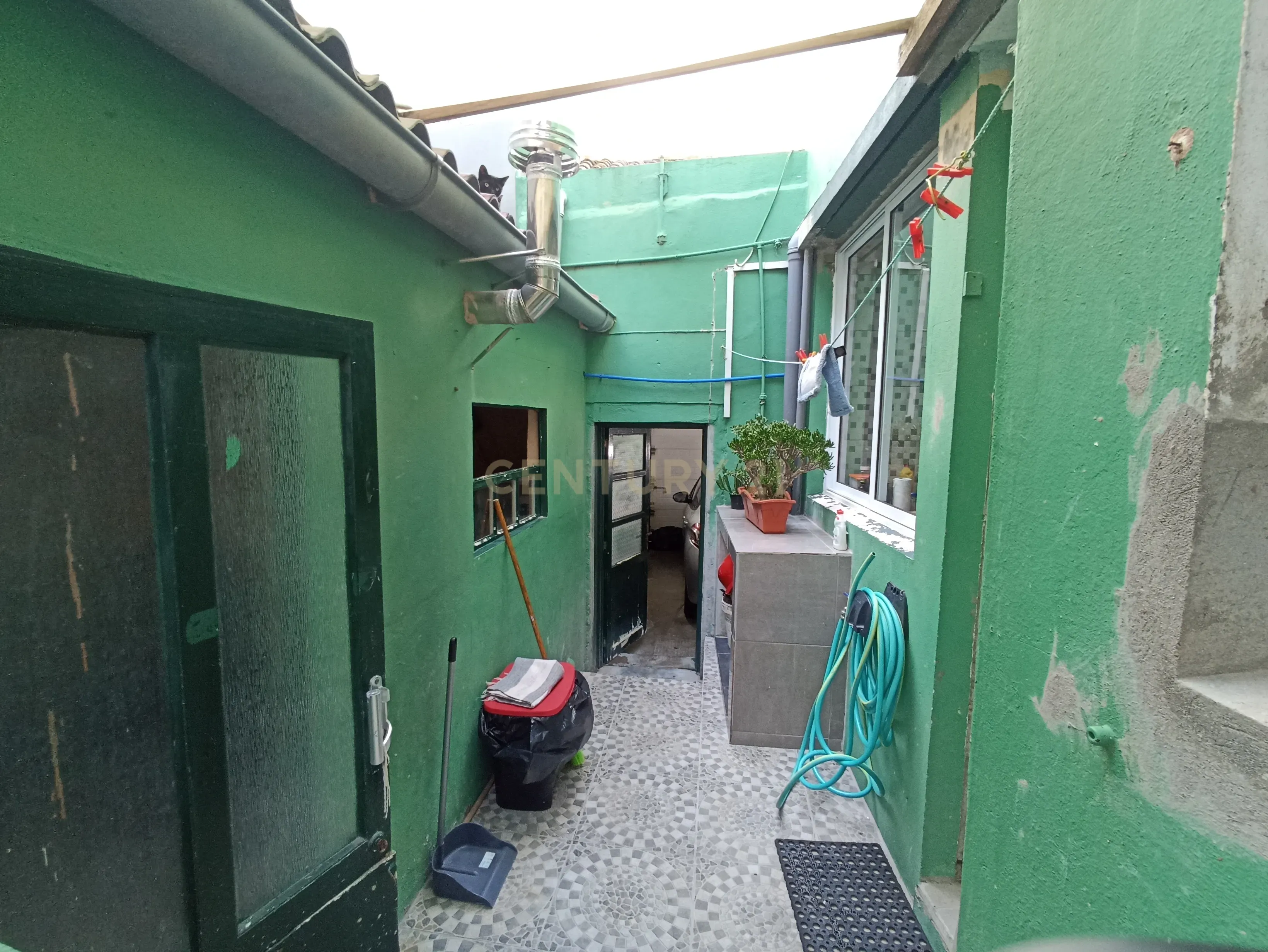 Moradia T2+2 Renovada com Garagem e Espaço Exterior | Centro de Ribeira Grande - Image 12