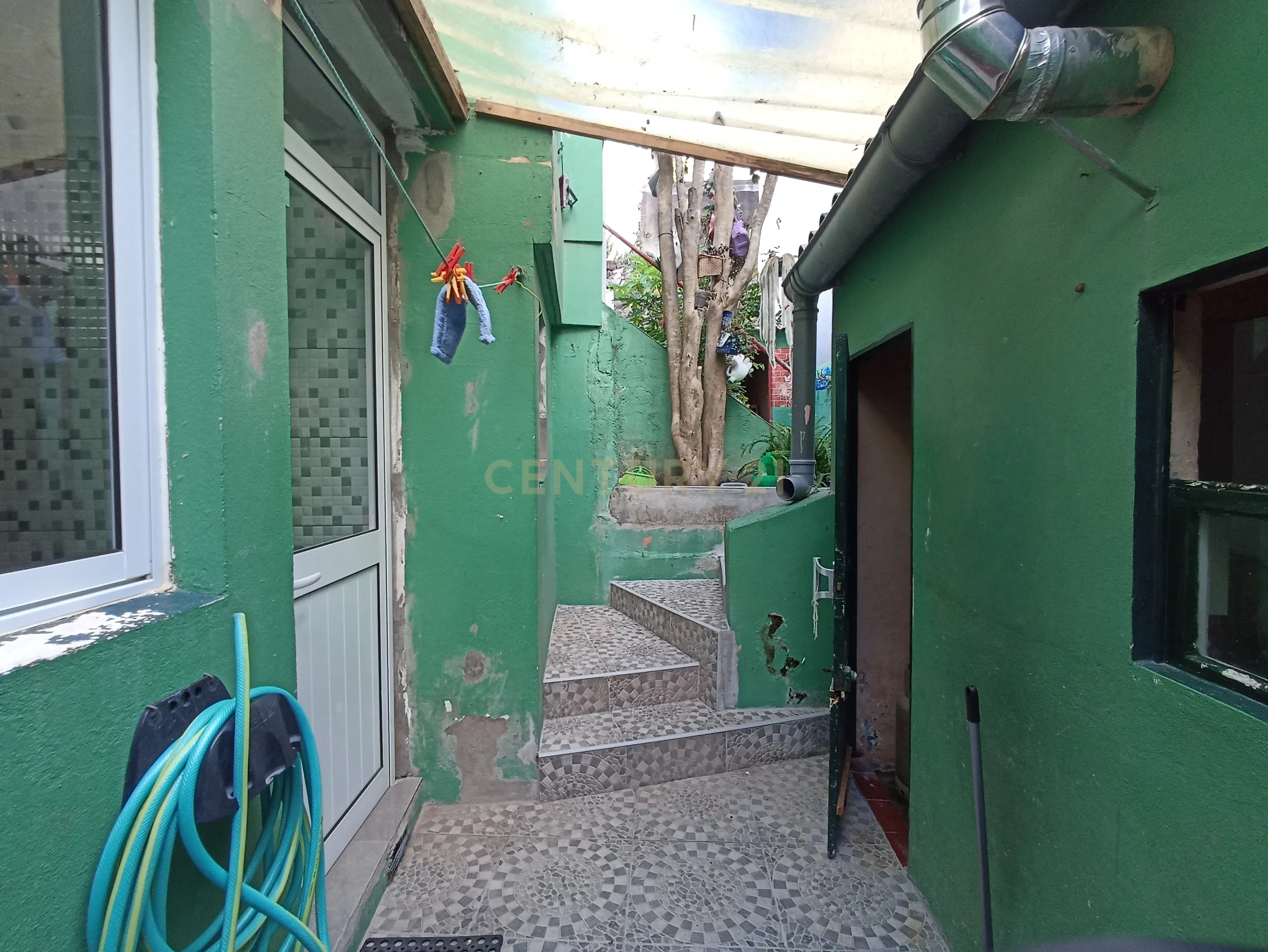 Moradia T2+2 Renovada com Garagem e Espaço Exterior | Centro de Ribeira Grande - Image 11