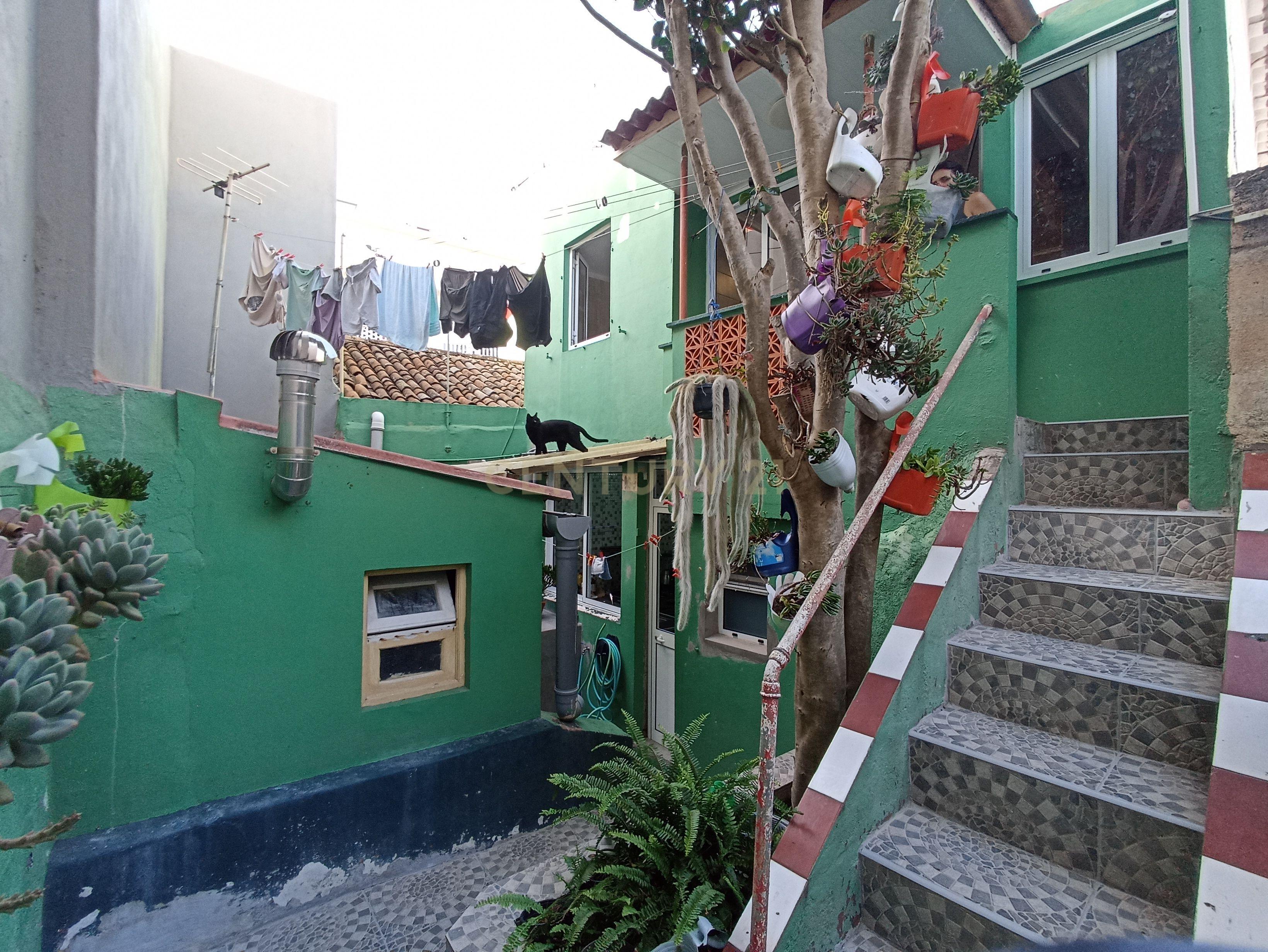 Moradia T2+2 Renovada com Garagem e Espaço Exterior | Centro de Ribeira Grande - Image 13