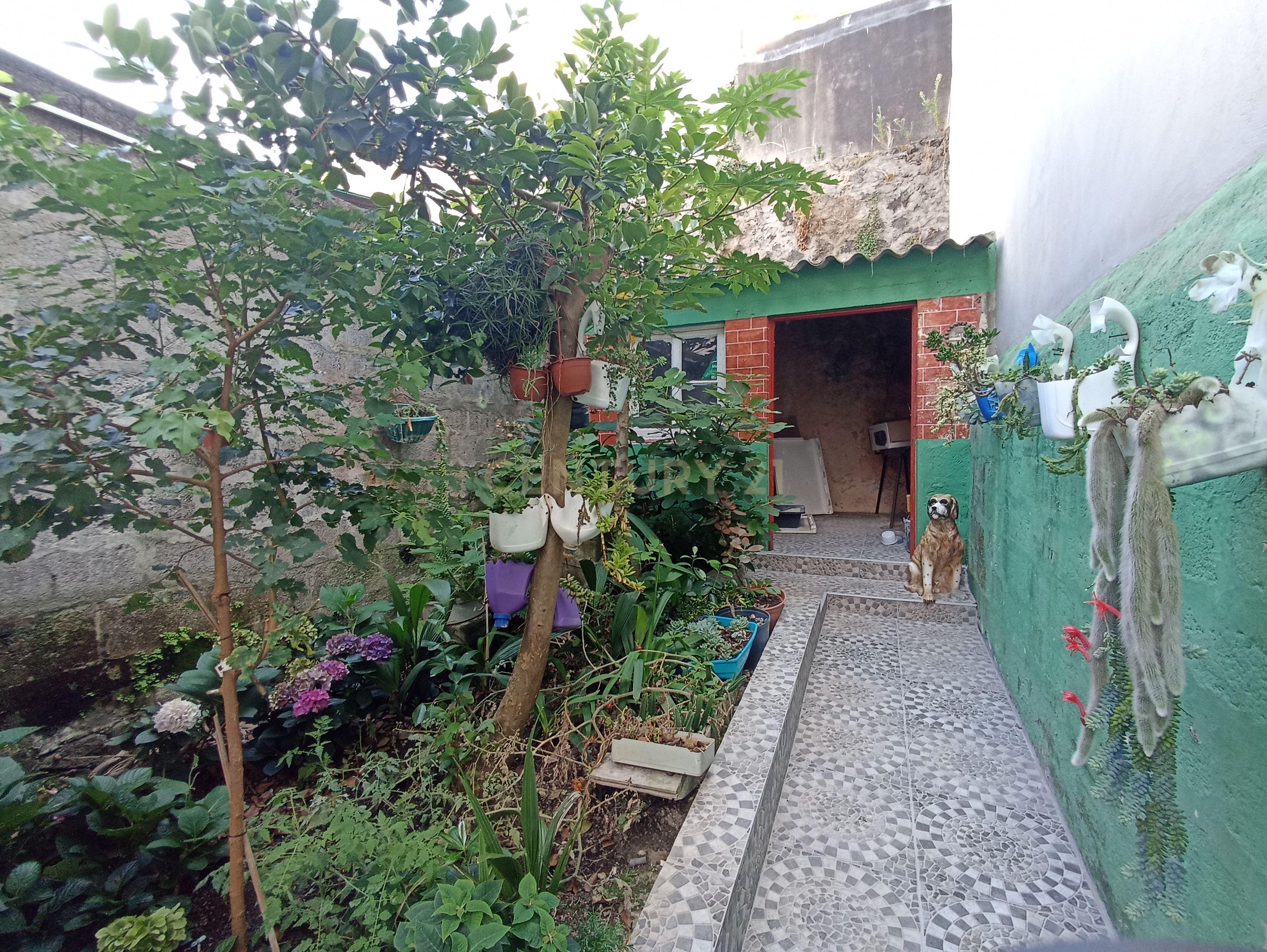 Moradia T2+2 Renovada com Garagem e Espaço Exterior | Centro de Ribeira Grande - Image 25