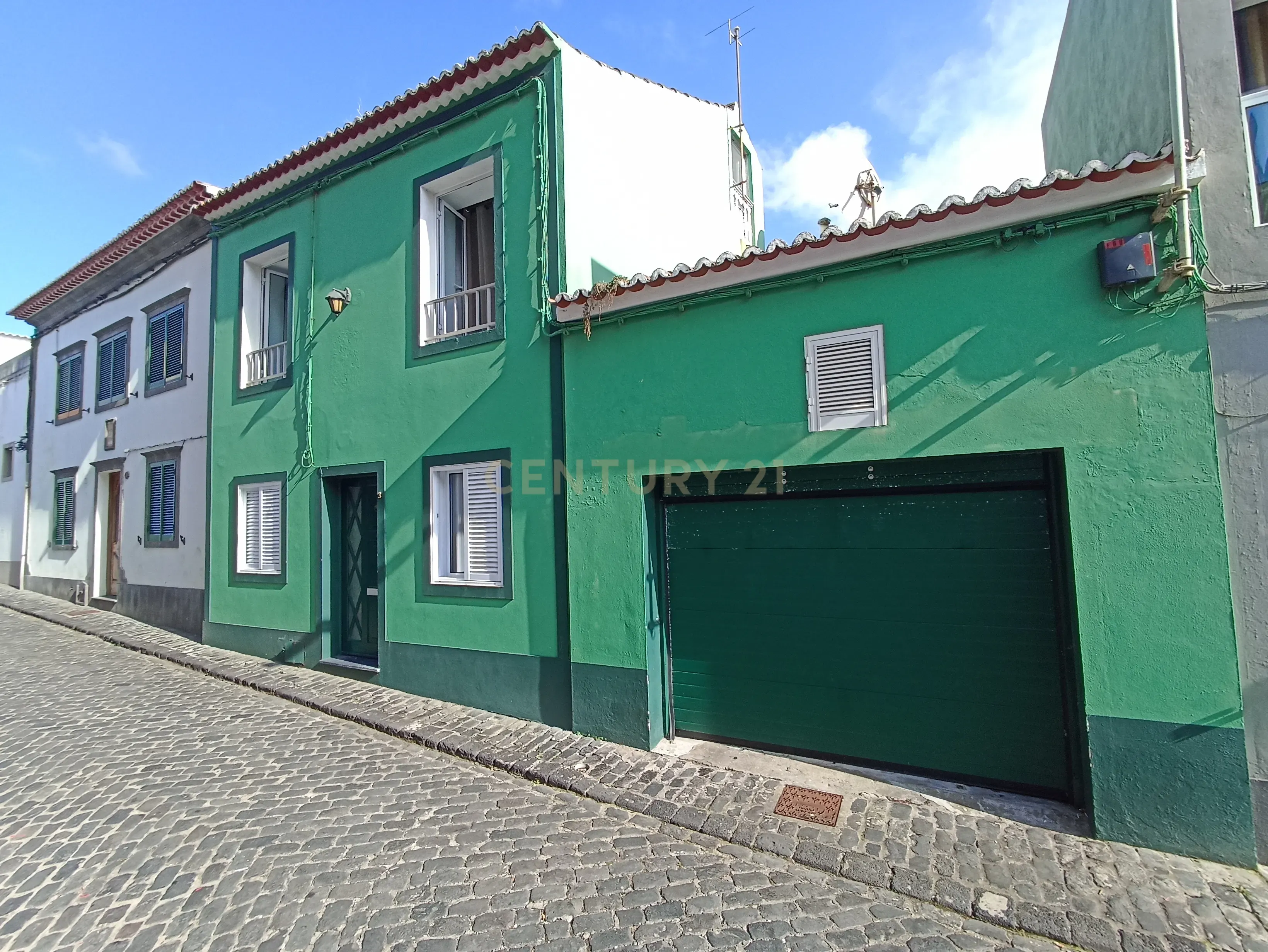 Moradia T2+2 Renovada com Garagem e Espaço Exterior | Centro de Ribeira Grande - Image 1