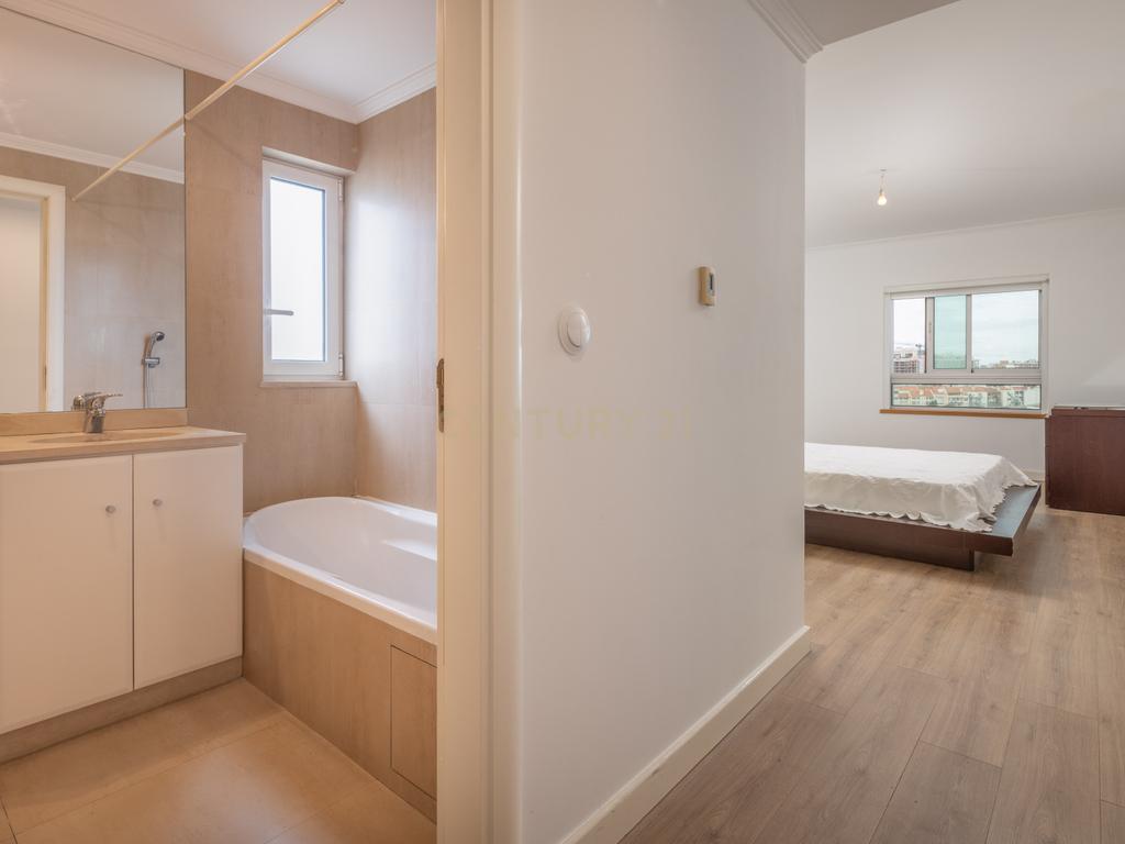 Apartamento T2 Campolide - Praça de Espanha - Image 15