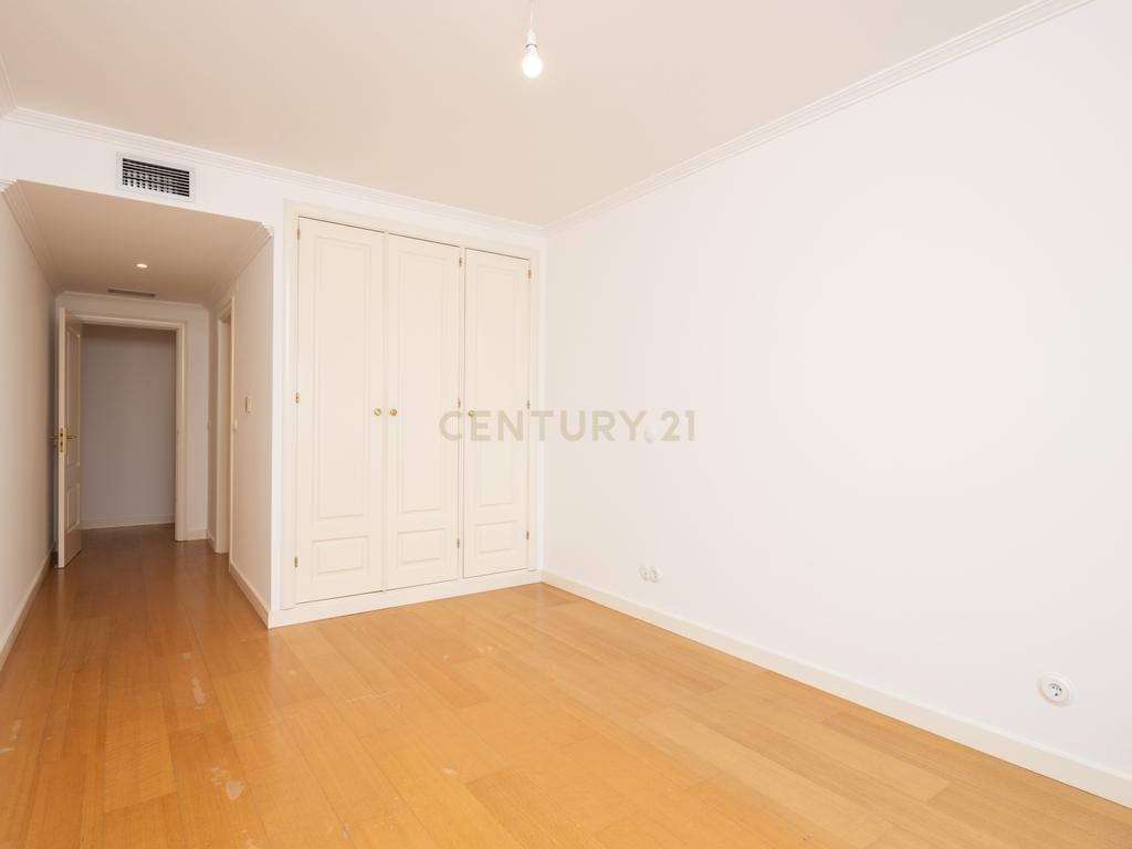 Apartamento T2 Campolide - Praça de Espanha - Image 11