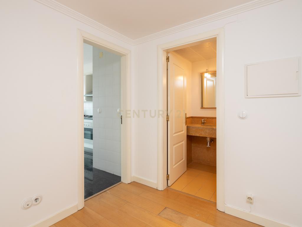 Apartamento T2 Campolide - Praça de Espanha - Image 4