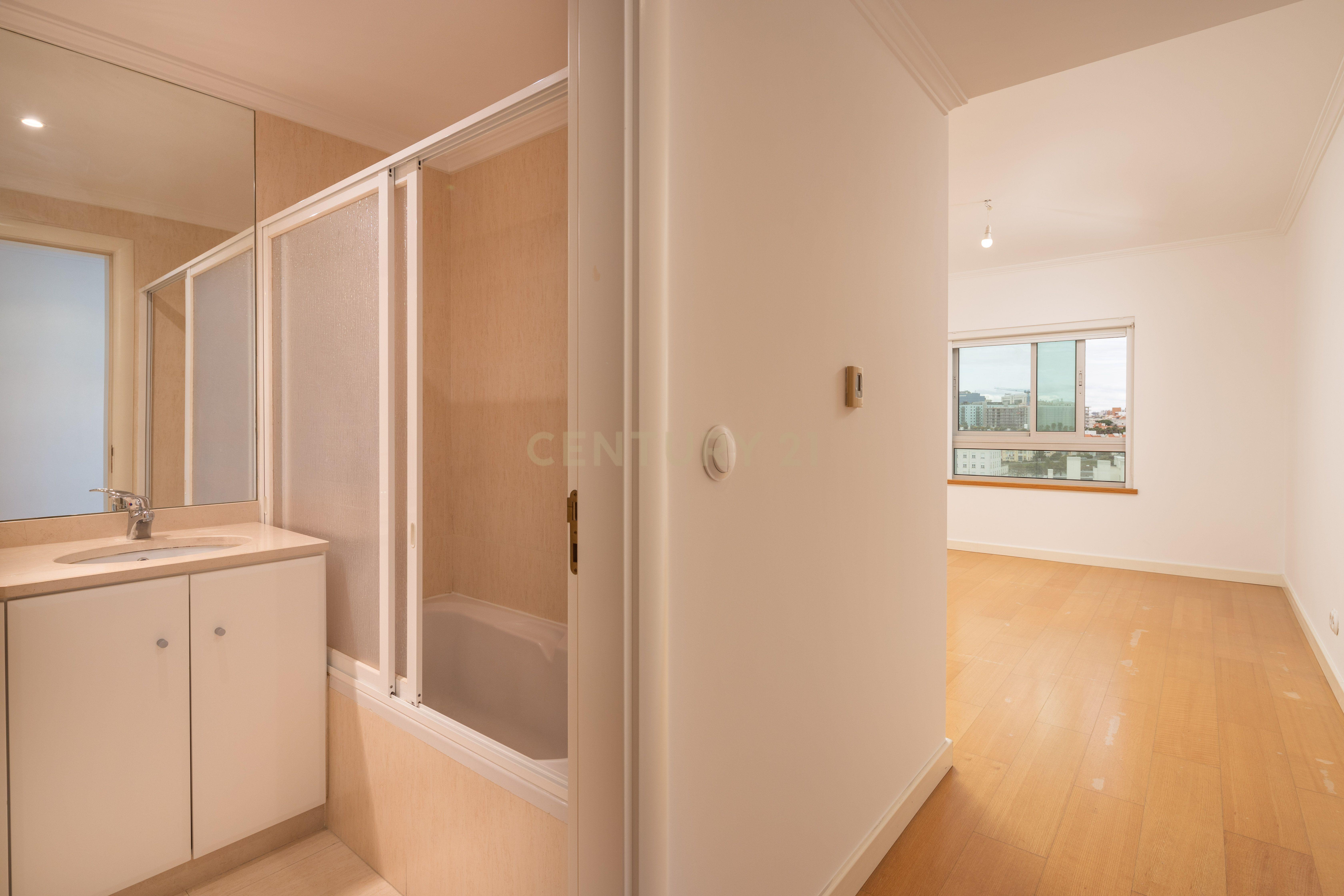 Apartamento T2 Campolide - Praça de Espanha - Image 14