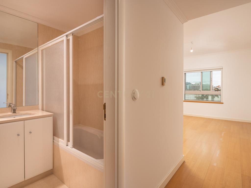 Apartamento T2 Campolide - Praça de Espanha - Image 12