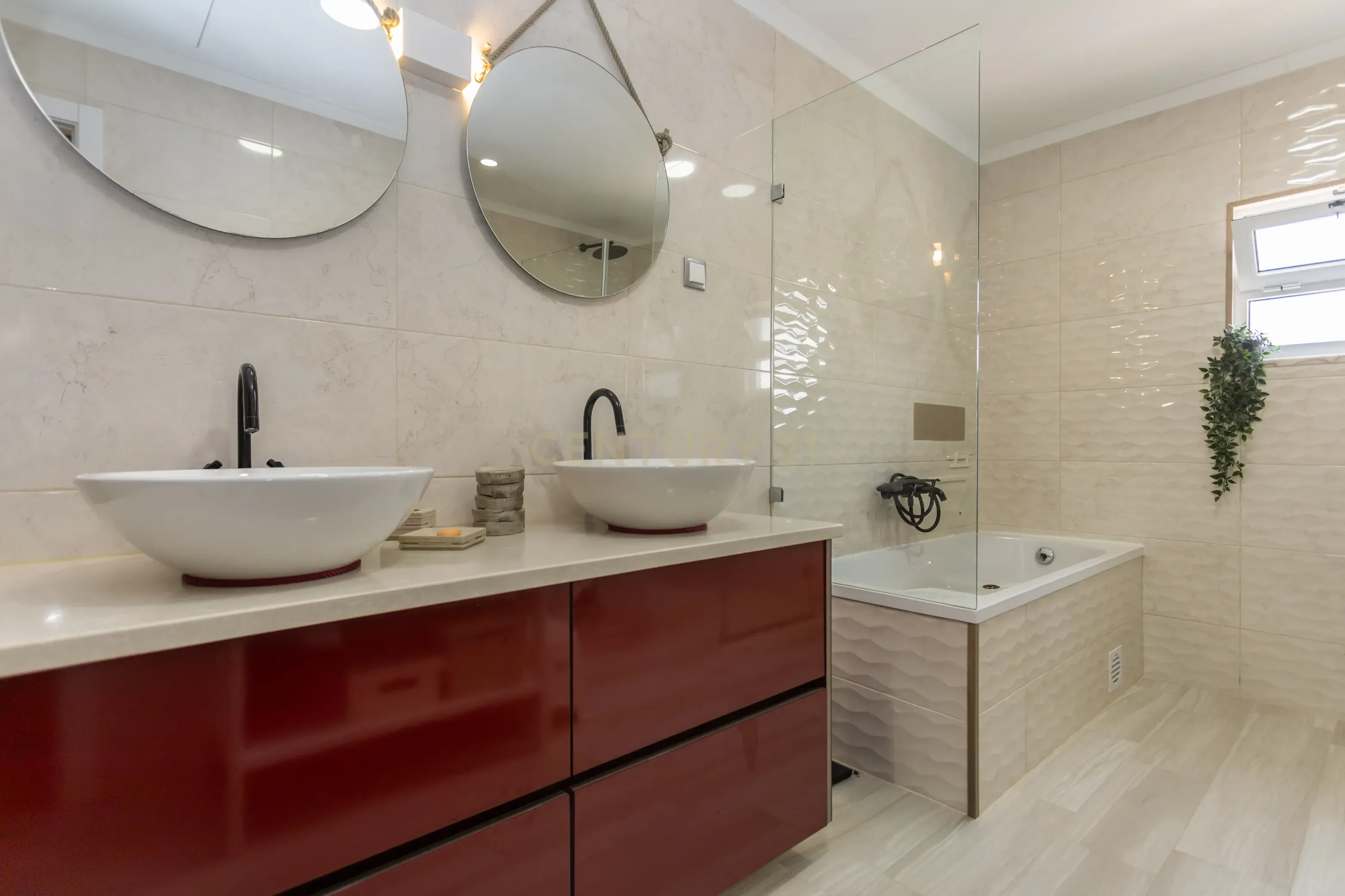 Moradia T3 Renovada com Painéis Solares, Ar Condicionado e 2 Logradouros | Manteigadas - Setúbal - Image 26