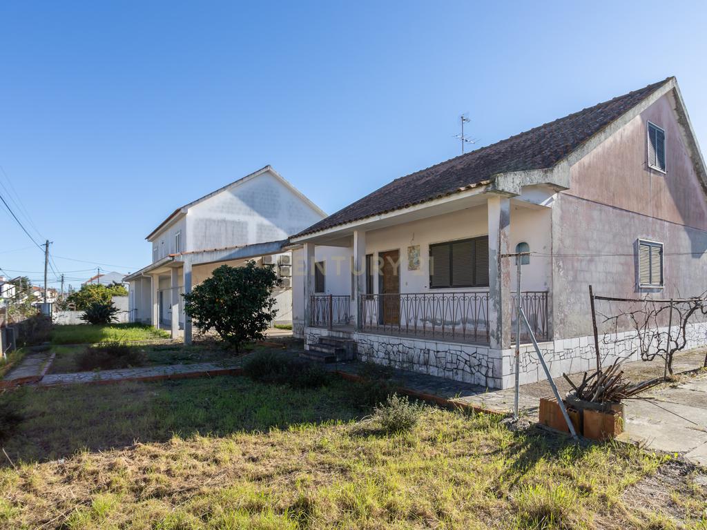 MORADIA TÉRREA T3 COM SÓTÃO E GARAGEM + MORADIA T5 (Benfeitoria) -  EM FERNÃO FERRO - Image 52