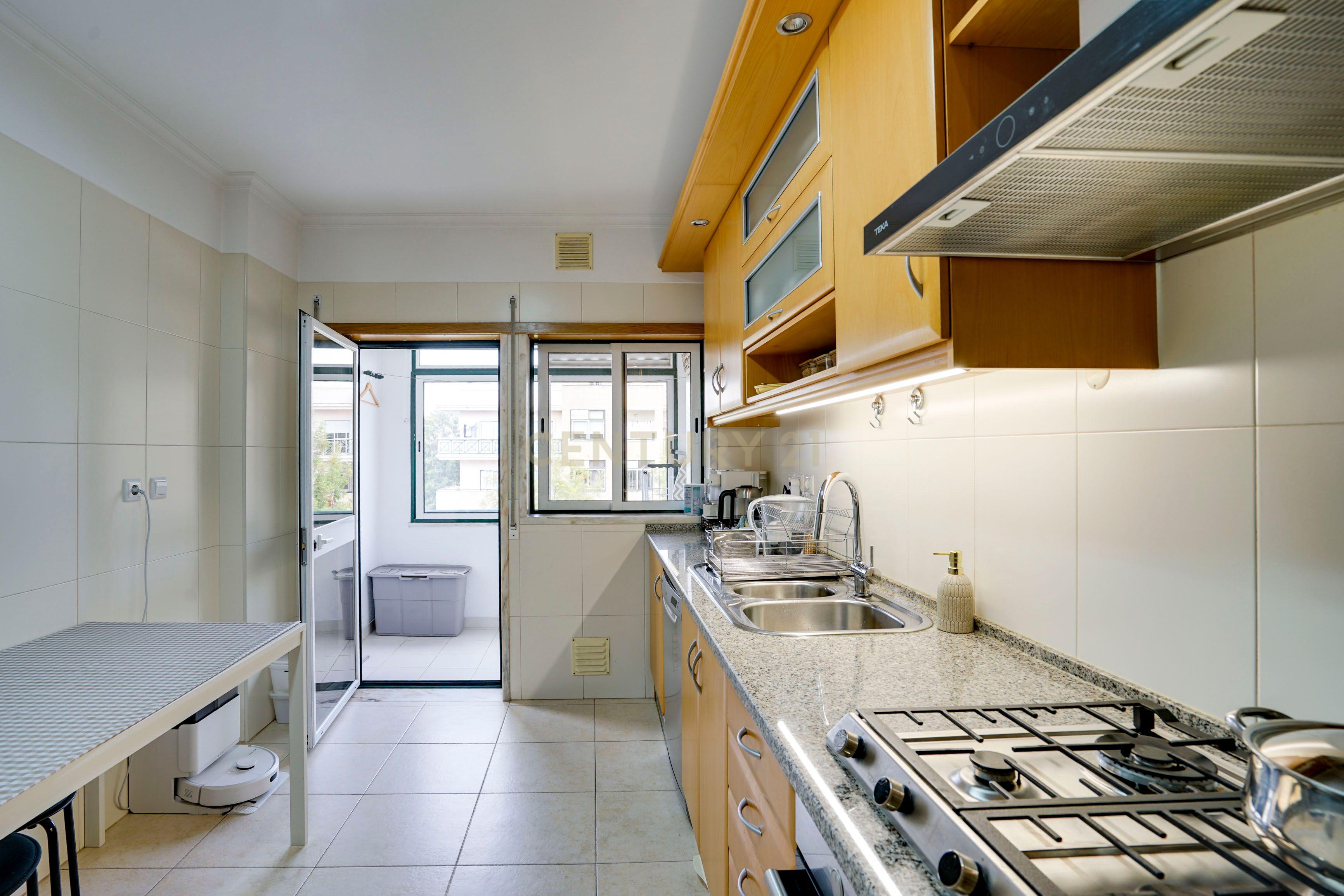Fotografia 12 de Apartamento T3 em Vialonga, Com Box e Varandas