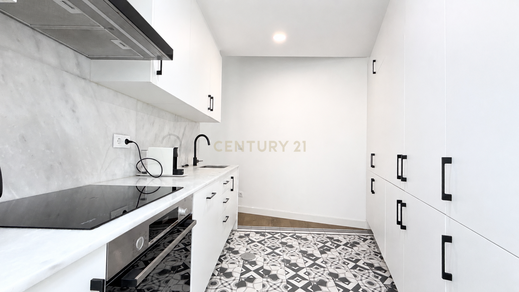 Fotografia 10 de Apartamento T2 com terraço e fachada histórica no centro do Porto
